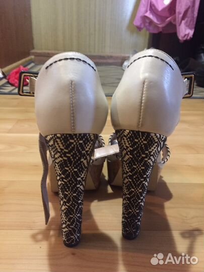 Босоножки кожаные