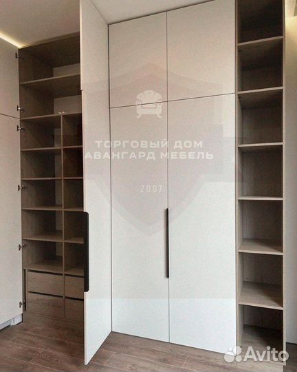 Шкаф распашной на заказ в рабочую зону