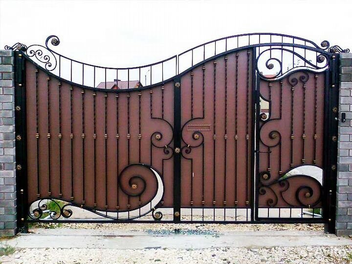 Кованые ворота с калиткой для дома