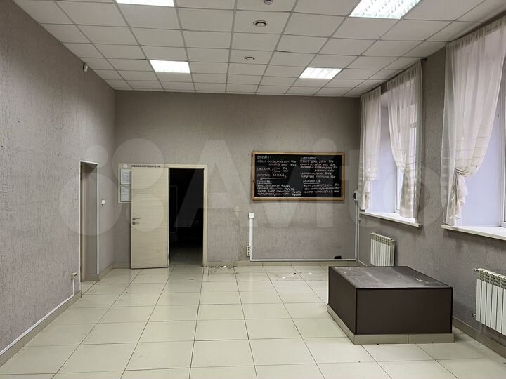 Помещение с вытяжкой и водой на первом этаже, 64 к