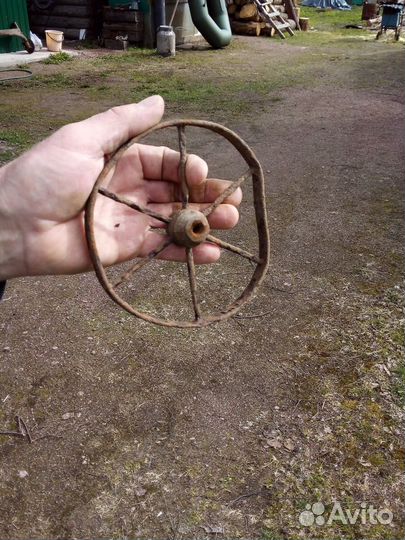 Колесо металлическое от игрушки возможно кареты