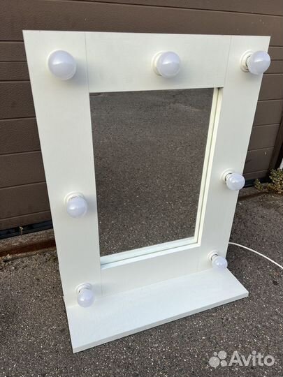 Гримерное зеркало с лампочками