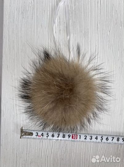 Помпон из меха енота