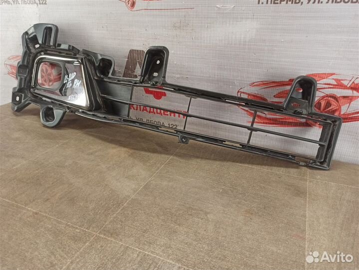 Решетка бампера переднего правая Toyota Land