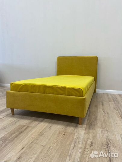 Кровать классическая с большим изголовьем