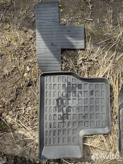 Продам комплект резиновых ковриков