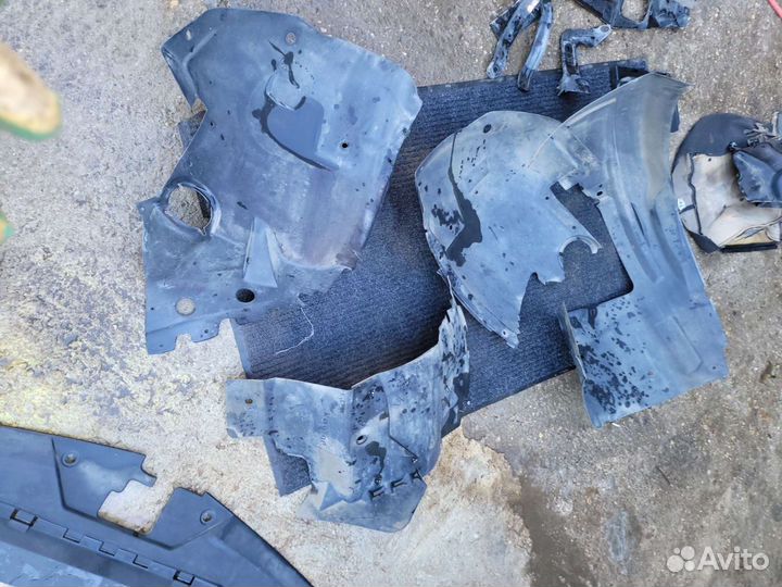 Подкрылок передний на cadillac CTS 2 3.6