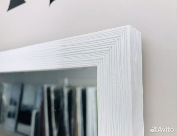 Зеркало в белой раме