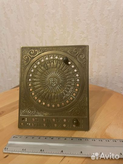 Вечный календарь из латуни