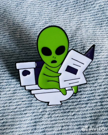 Значок пин брошь брелок капибара в туалете