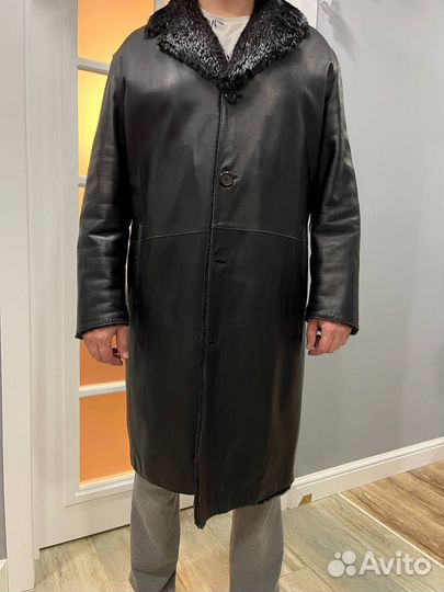 Кожаное пальто с меховым воротником