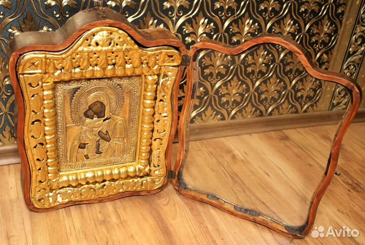 Икона Божией Матери в киоте. Киот *