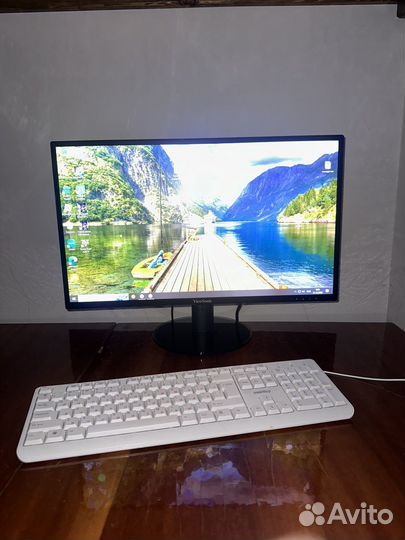 Игровой компьютер с монитором и клавиатурой