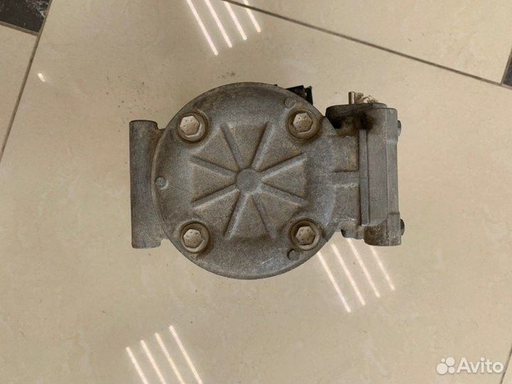Компрессор кондиционера Mitsubishi Carisma хетчбек