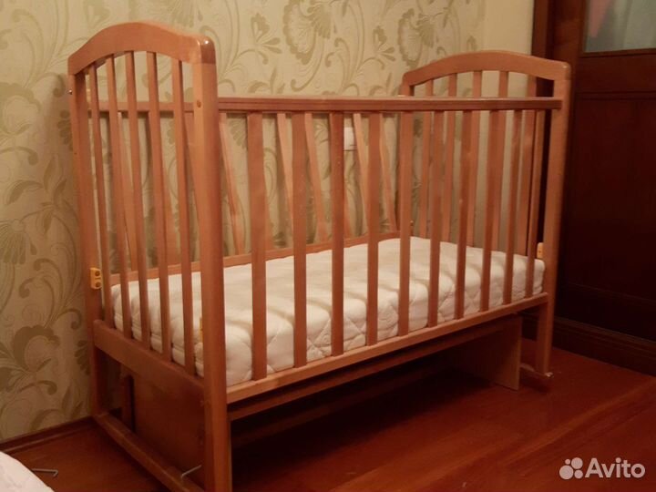 Детская кроватка с поперечным маятником