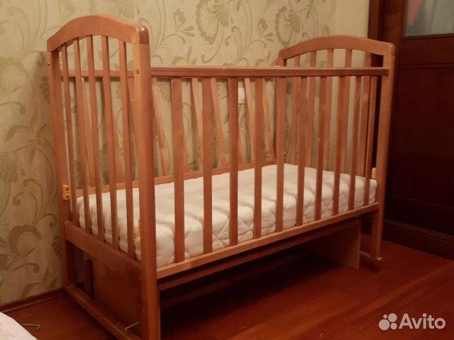 Детская кроватка с поперечным маятником