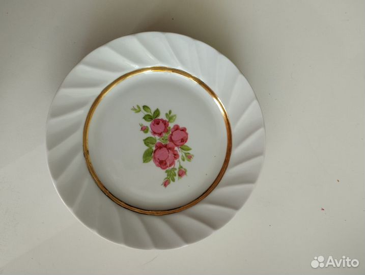 Тарелки суповые, плоские и блюдца