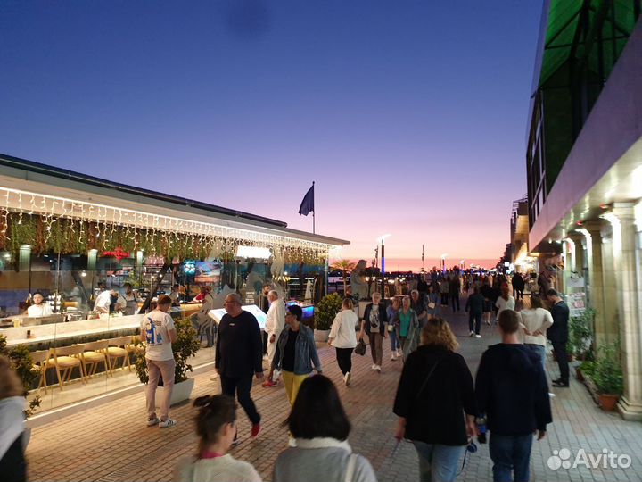 Официант в ресторан на набережную