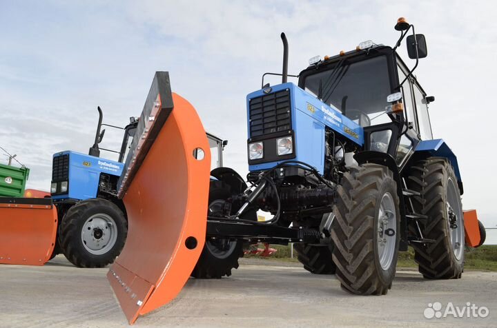 Трактор 82.1 коммунальный отвал и щетка с поливом