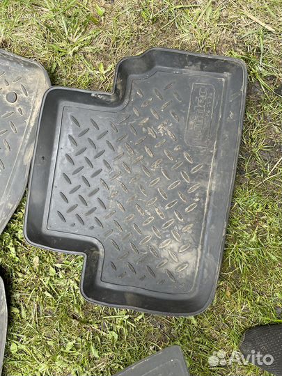 Продам резиновые коврики на Мазду сх-7