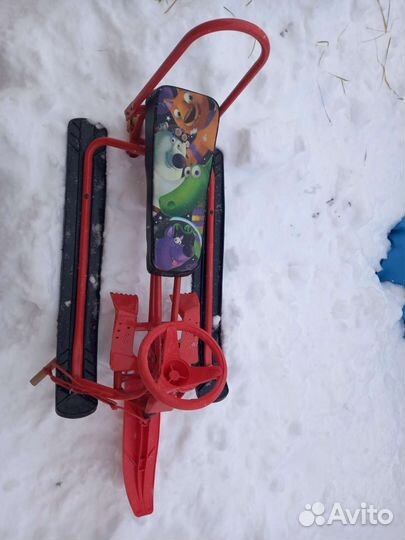Снегокат со спинкой и колесами