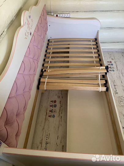 Кровать с выдвижными ящиками