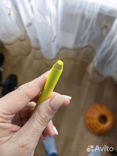 Неоновый карандаш для глаз