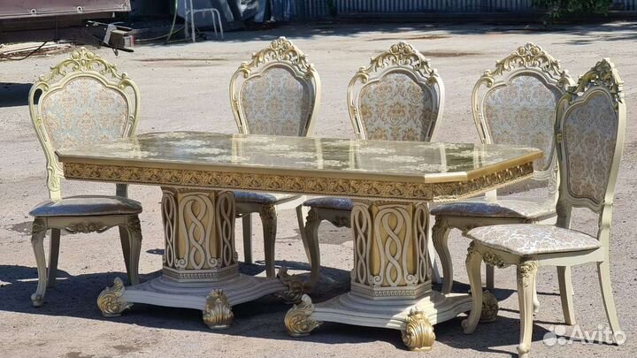 Стол и стулья