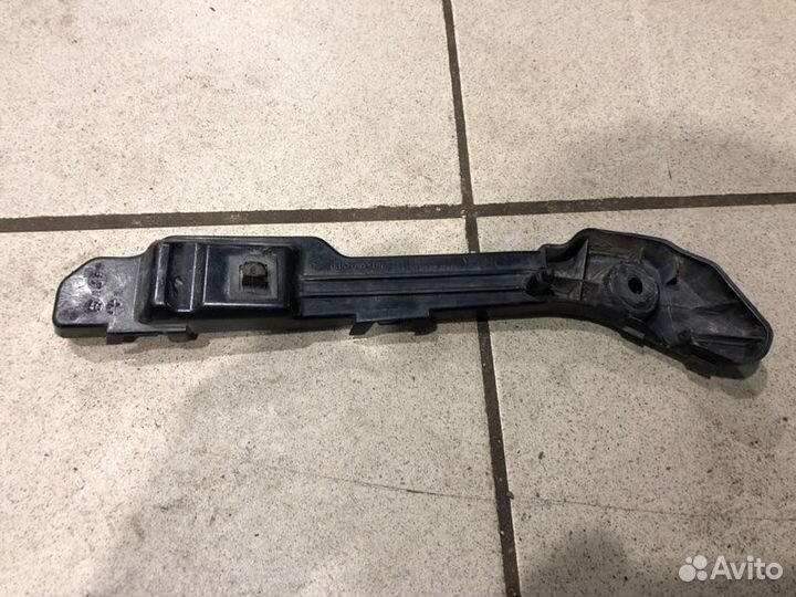 Кронштейн бампера передний правый Kia Carens 3