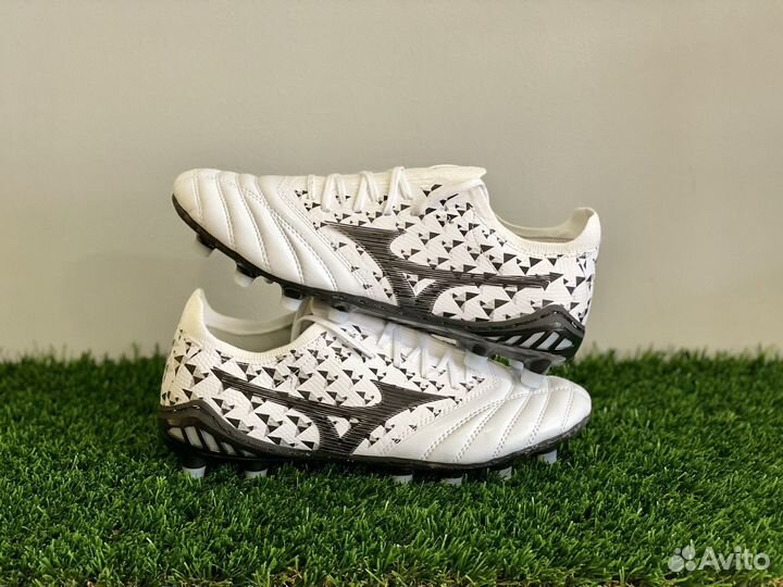 Футбольные бутсы Mizuno Morelia Neo бело-черные
