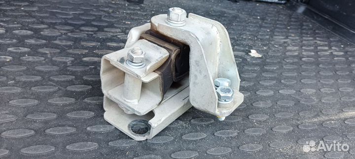 Правая опора Веста