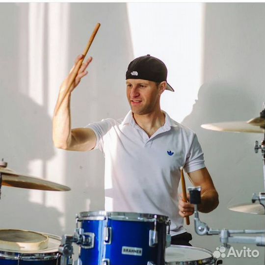 Ведущий мероприятий и диджей с оборудованием