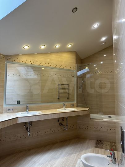 Дом 719 м² на участке 100 сот.