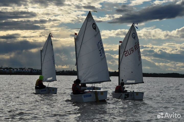 Обучение хождения на маленькой яхте - швертботе