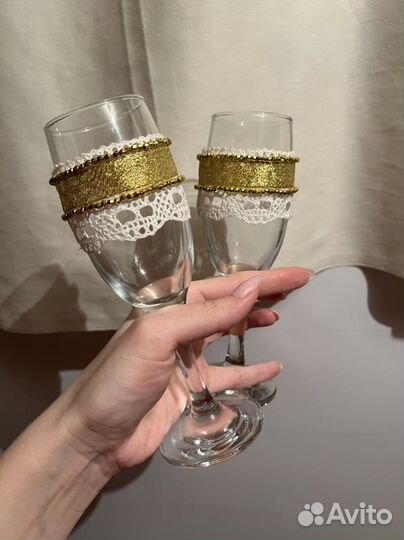 Букет невесты и бокалы свадебные