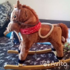 Бутафорская лошадка качалка из дерева в аренду – Arenda Decora