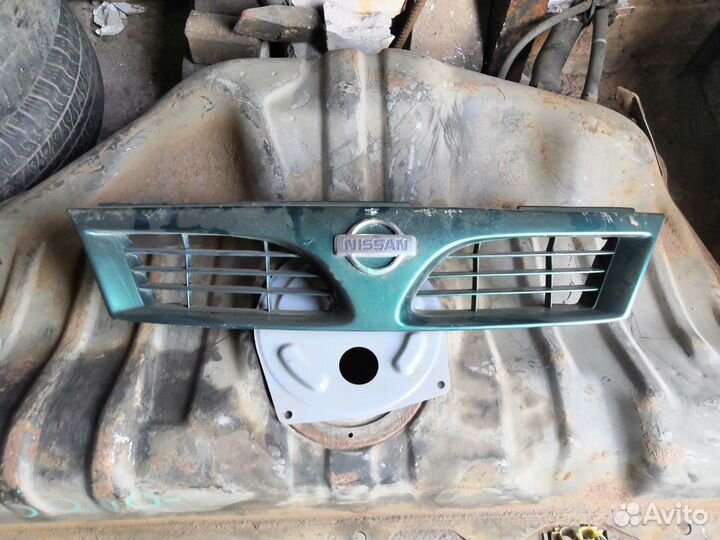 Решетка радиатора Nissan Almera N15
