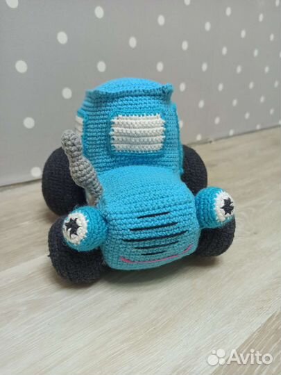Синий трактор вязаный