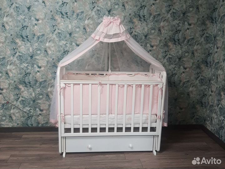 Детская кроватка с маятником белая