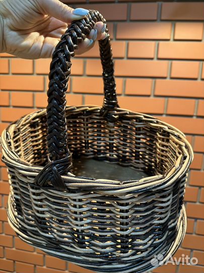 Корзина плетеная с букетом цветов