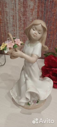 Статуэтка фарфор Девушка с цветами