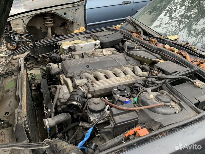 В разборе BMW 750i коротыш E32 1994