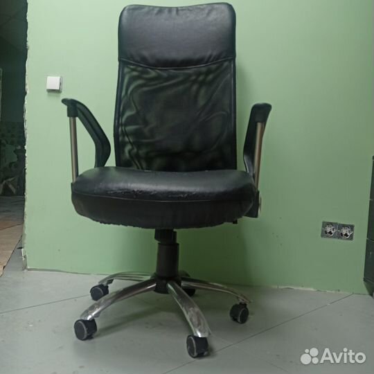 Офисное кресло