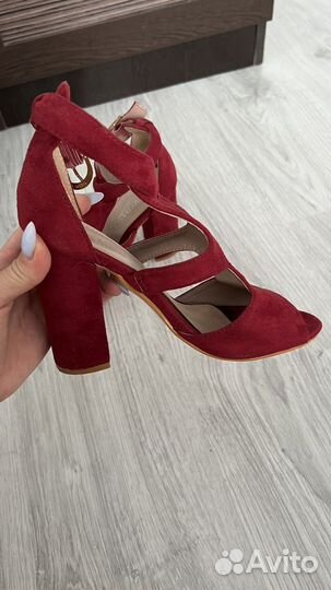 Босоножки на каблуке