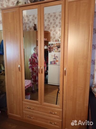 Шкаф трехстворчатый с зеркалом