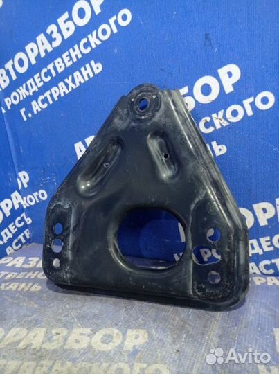 Правый кронштейн переднего подрамника Nissan Teana