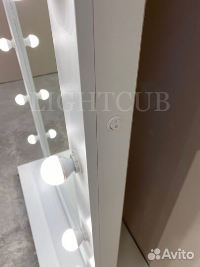 Гримерное зеркало с лампочками