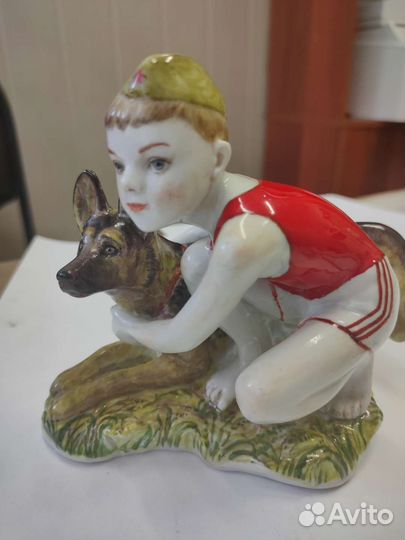Статуэтка Юный пограничник с собакой лфз