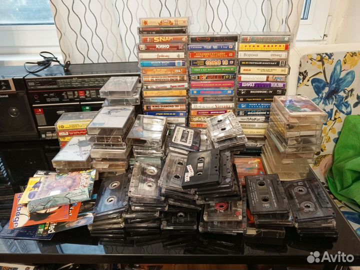 Куча аудиокассет с музыкой из 90-х