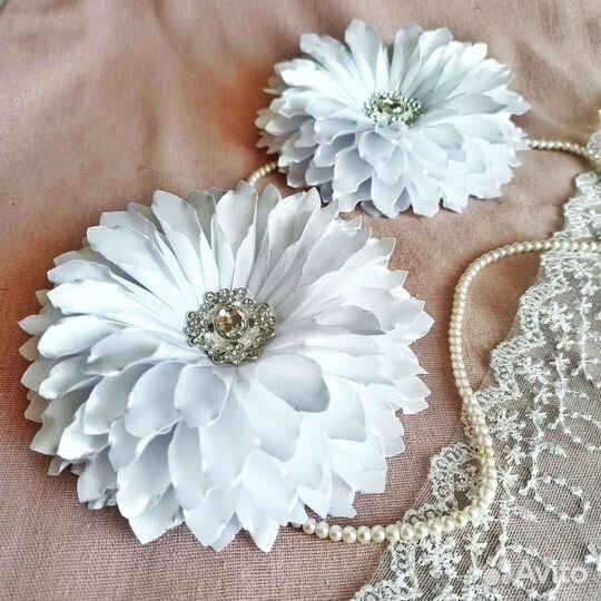 Белые школьные бантики